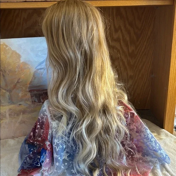 Blonde synthetic wig 28 inch - Picture 4 of 11